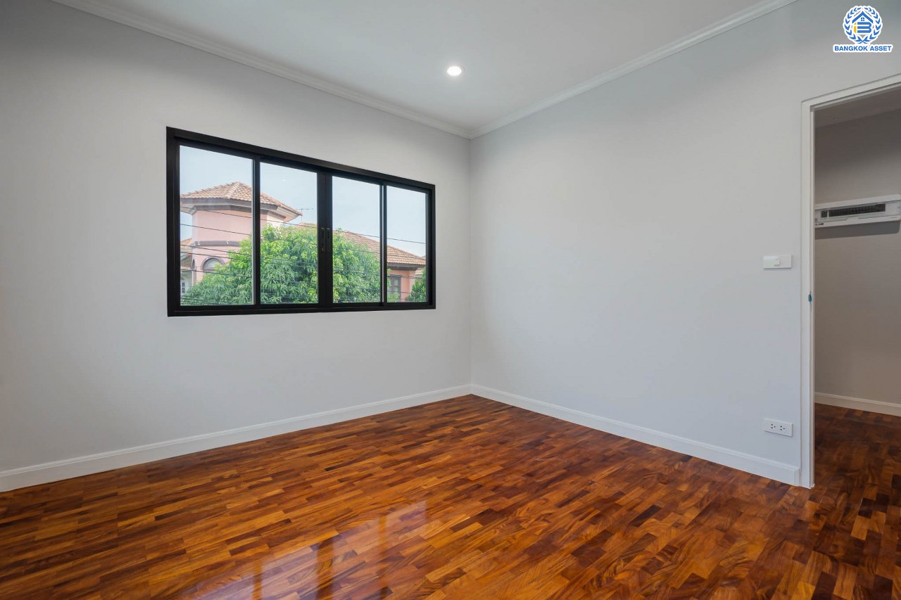 บ้านมือสองตกแต่งใหม่ ม.ภัสสร7 รัตนาธิเบศร์ พื้นที่กว้างกว่า 58.9 ตร.ว. รองรับทุกความสุข ฟังก์ชัน 3 ห้องนอน 3 ห้องน้ำ 2 ห้องอเนกประสงค์ จอดรถได้ 2 คัน บนทำเลเดินทางสะดวก ติดถนนใหญ่ ใกล้รถไฟฟ้า "สถานีบางพลู" เพียง 400 ม.